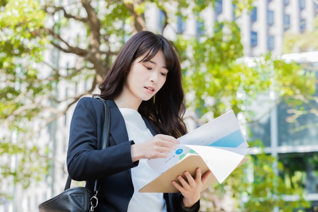 新しい挑戦として営業職につく女性