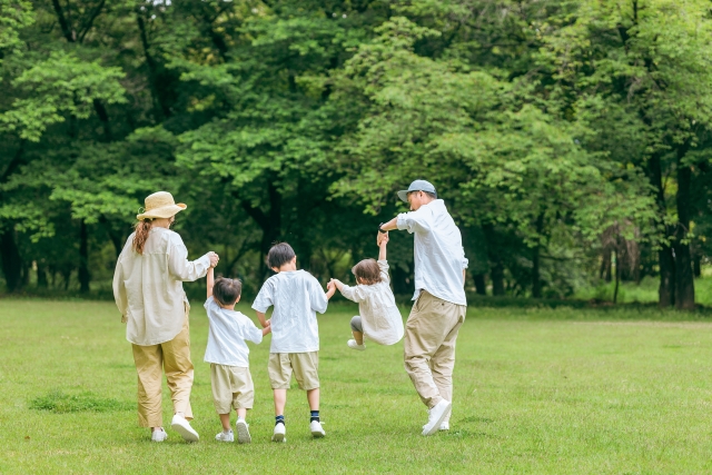 自然が多い地方で子育てをする家族